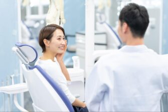 歯科医院で相談する女性